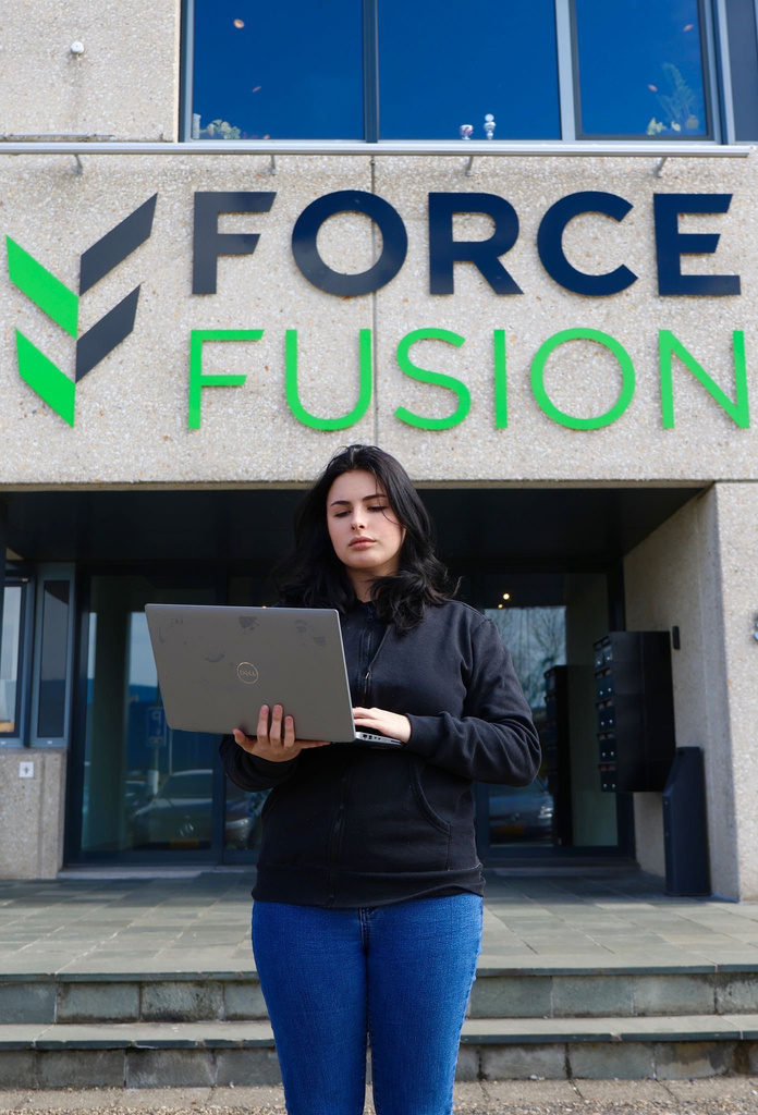 Amber Quist, cybersecurity specialist bij ForceFusion, voor het ForceFusion-kantoor